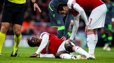 Čecha vyděsilo hororové zranění, Welbeck si ošklivě přisedl kotník
