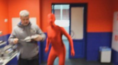 VIDEO: Červený mužík je "vykulený" z broušení bruslí