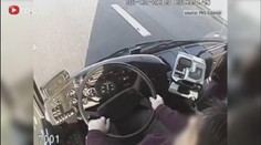 Dramatické video: Řidič autobusu zkolaboval za volantem. Podívejte se, co se pak stalo!