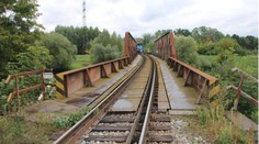 Průvodčí vypadl z vlaku na Břeclavsku, jeho smrt řeší kriminalisté