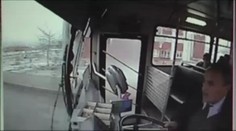 VIDEO: Co se děje v autobuse při NEHODĚ...