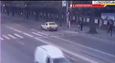 ŠOKUJÍCÍ VIDEO: Šla s kočárkem, srazil ji pirát (17)! Na přechodu...