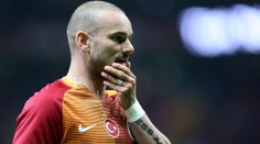 Ikonický Sneijder končí kariéru. V rodném městě si pronajal skybox