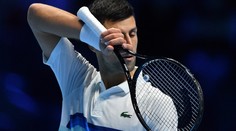 "Drží ho jako vězně," říká matka Djokoviče. Austrálie tvrdí, že může kdykoli odjet