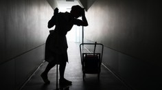 Zaměstnavatel matku čtyř dětí surově zbil a poslal domů umřít