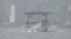 VIDEO: Australský katamarán se děsivě převrhl. Závodníci viseli ve vzduchu