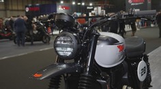 Historické skvosty i nejnovější kousky. V Británii se koná tradiční veletrh motorek
