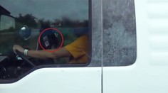 Mobil v ruce, čtení novin: Policie zveřejnila video s nepozornými řidiči!