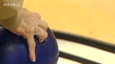 Američan (99) soupeří v bowlingu s kamarádem (97)