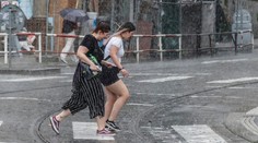 Na Česko se žene studená fronta. Teploty prudce klesnou, bude pršet a hrozí bouřky