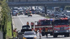 Dálnici D1 blokovaly tři řetězové nehody. Havarovalo při nich 11 aut