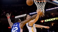 Curryho znovu zastínil Thompson, Philadelphii nasázel čtyřicet bodů