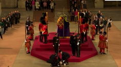 Drama ve Westminster Hall. Zkolaboval jeden ze strážců rakve s královnou