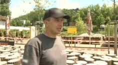 Reportér Jaroslav Kasnar si zahrál na dřevorubce. Mistr z něj nebude, ale je sekáč