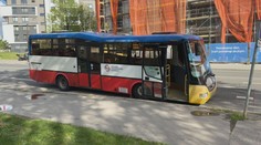 VIDEO: Opilý řidič s autobusem plným lidí boural. Od nehody ujel