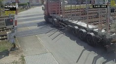 Řidič prorazil závory. Hned potom projel vlak plný lidí! VIDEO