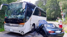Auto na Vysočině nabouralo do autobusu. Nehoda zablokovala silnici i koleje