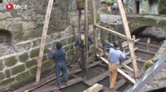 Unikátní středověký nástroj pomáhá v Dolském mlýně