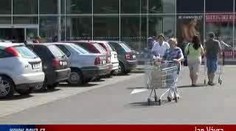 Lidé v supermarketech kradou nákupní vozíky