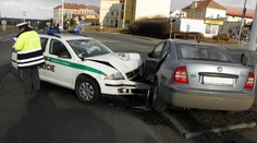 Feťák ujížděl i přes výstřely, zastavil až o policejní auto