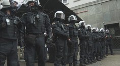 Bitka anglických a srbských fanoušků. V baru po sobě házeli židle a sklenice