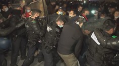 Policisté v Paříži kopali do uprchlíků! Ministr vnitra je v šoku