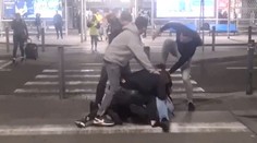 VIDEO: Taxikáři se surově pobili na pražském letišti. Přeli se o zákazníky