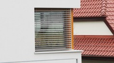 Žaluzie se pojmenovaly po žárlivcích, rolety používali i chudí aneb Jak šel čas se stínicí technikou