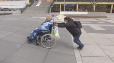 Zfušované náměstí v Praze není pro vozíčkáře! Náhradní trasa vede přes schody