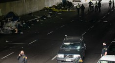 Auto smetlo tábor bezdomovců na chodníku v San Diegu, tři jsou mrtví