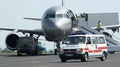 Konečně doma! Dvojčata Terezka a Natálka (13) přiletěla armádním speciálem