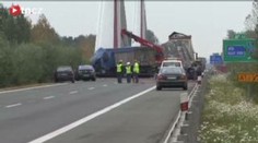 VIDEO: Nehoda dvou kamionů blokovala dálnici D11