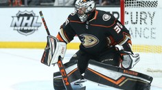 Americký gólman v NHL prodloužil a bude se snažit překonat Haška!