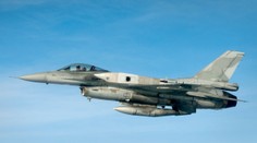 Během letu vypadla ze stíhačky F-16 součástka. Narazila do auta