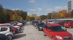 Parkování v nemocnicích je čím dál větší problém. Některé rozšiřují kapacity