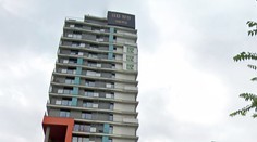 Z budovy v Praze spadla část obřích hodin. Úřad prošetří, jak se to mohlo stát