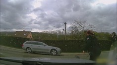 Řidič BMW zběsile ujížděl a srazil policistu. Museli na něj střílet