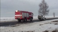 VÁŽNÁ NEHODA: Auto na střeše a dva těžce zranění