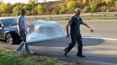 Po dálnici D11 šel muž s vanou na hlavě. Policii to musel vysvětlit