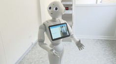 Robot vítá návštěvníky nemocnice, připomíná jim bezpečnostní opatření