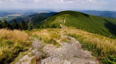 Z Lysé hory se zřítil muž. Padal desítky metrů a zastavil se o strom