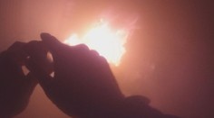 VIDEO: Z hořícího bytu se ozývalo volání. Našli tam ženu připoutanou k topení