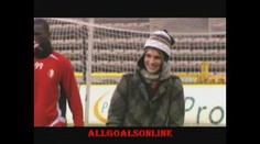 VIDEO: Chtěl si ji VZÍT, ona ho ODMÍTLA před plným stadionem