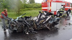 Z těchto fotek mrazí! Řidič osobáku nemohl střet s kamionem přežít