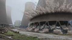 Takhle vypadá pořádná demolice. Chladicí věže se zřítily za pár sekund