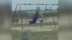 VIDEO: Dováděl na pláži s houpačkou neposedný duch?