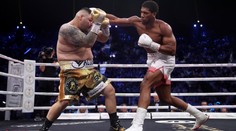 Joshua zachránil své impérium. Od sponzorů dostává čtvrt miliardy
