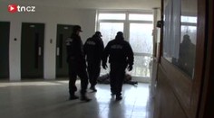 Se strážníky v domě hrůzy: Pobuda zaútočil nožem