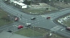Sestřelil auto, když prchal před policií. Vezl malé děti. DRSNÉ ZÁBĚRY