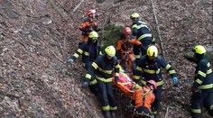Turista se vážně zranil v Českém ráji. K vrtulníku ho museli snést hasiči